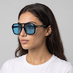 Femme portant les lunettes de soleil Grow Paris SEOUL - BLEU