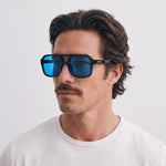 Homme portant les lunettes de soleil Grow Paris SEOUL - BLEU