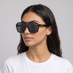 Femme portant les lunettes de soleil Grow Paris SEOUL - NOIR