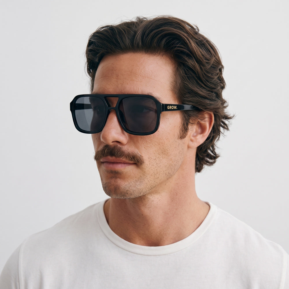 Homme portant les lunettes de soleil Grow Paris SEOUL - NOIR