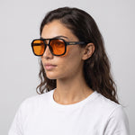 Femme portant les lunettes de soleil Grow Paris SEOUL - ORANGE