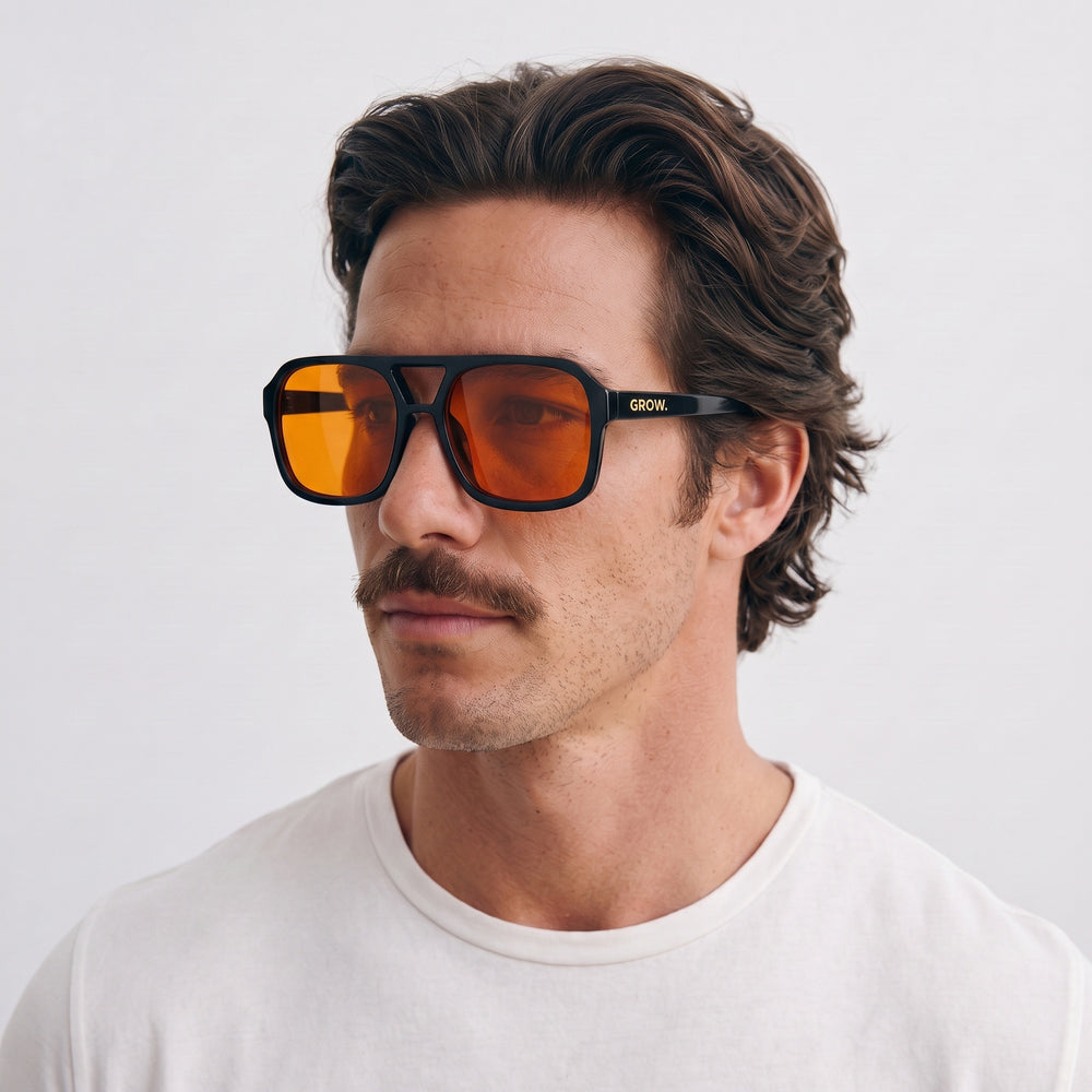 Homme portant les lunettes de soleil Grow Paris SEOUL - ORANGE