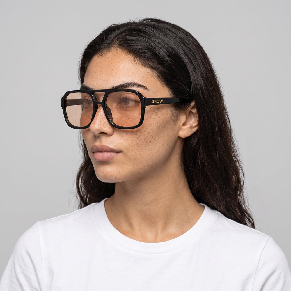 Femme portant les lunettes de soleil Grow Paris SEOUL - TEA