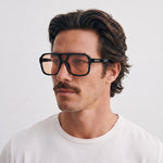 Homme portant les lunettes de soleil Grow Paris SEOUL - TEA