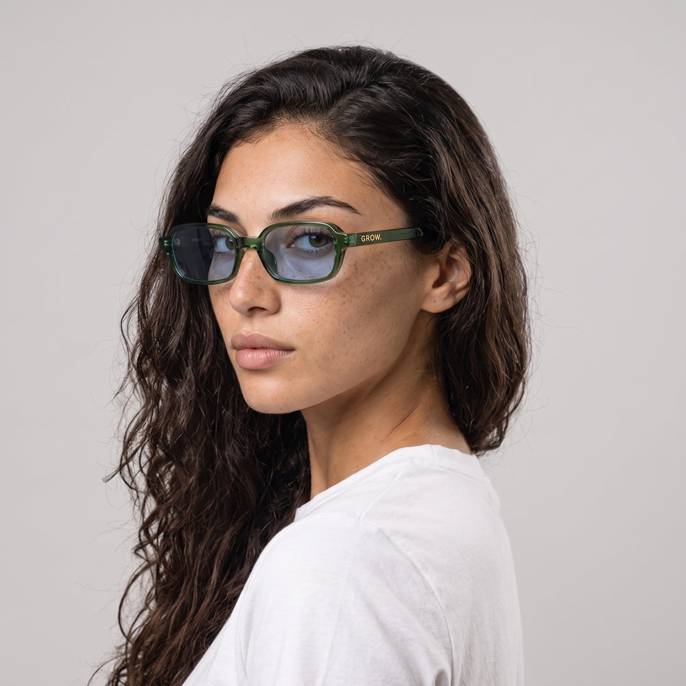 Femme portant les lunettes de soleil Grow Paris VENICE - BLEU VERT
