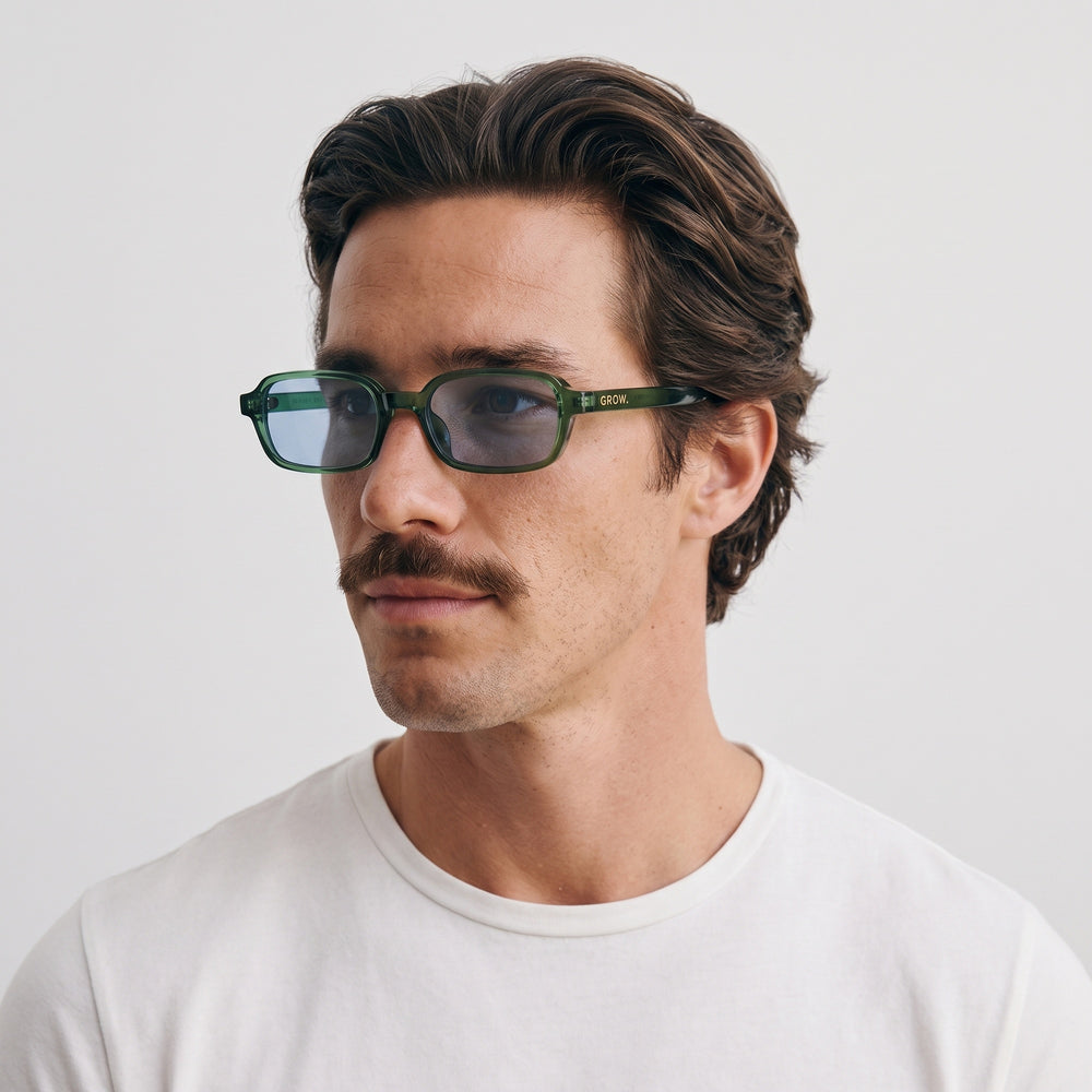 Homme portant les lunettes de soleil Grow Paris VENICE - BLEU VERT