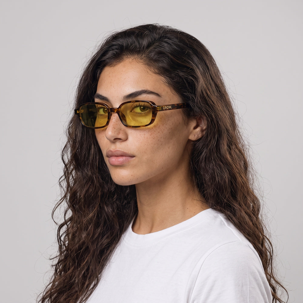 Femme portant les lunettes de soleil Grow Paris VENICE - JAUNE LEOPARD
