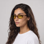 Femme portant les lunettes de soleil Grow Paris VENICE - JAUNE LEOPARD