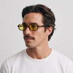 Homme portant les lunettes de soleil Grow Paris VENICE - JAUNE LEOPARD