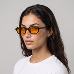 Femme portant les lunettes de soleil Grow Paris VENICE - JAUNE NOIR