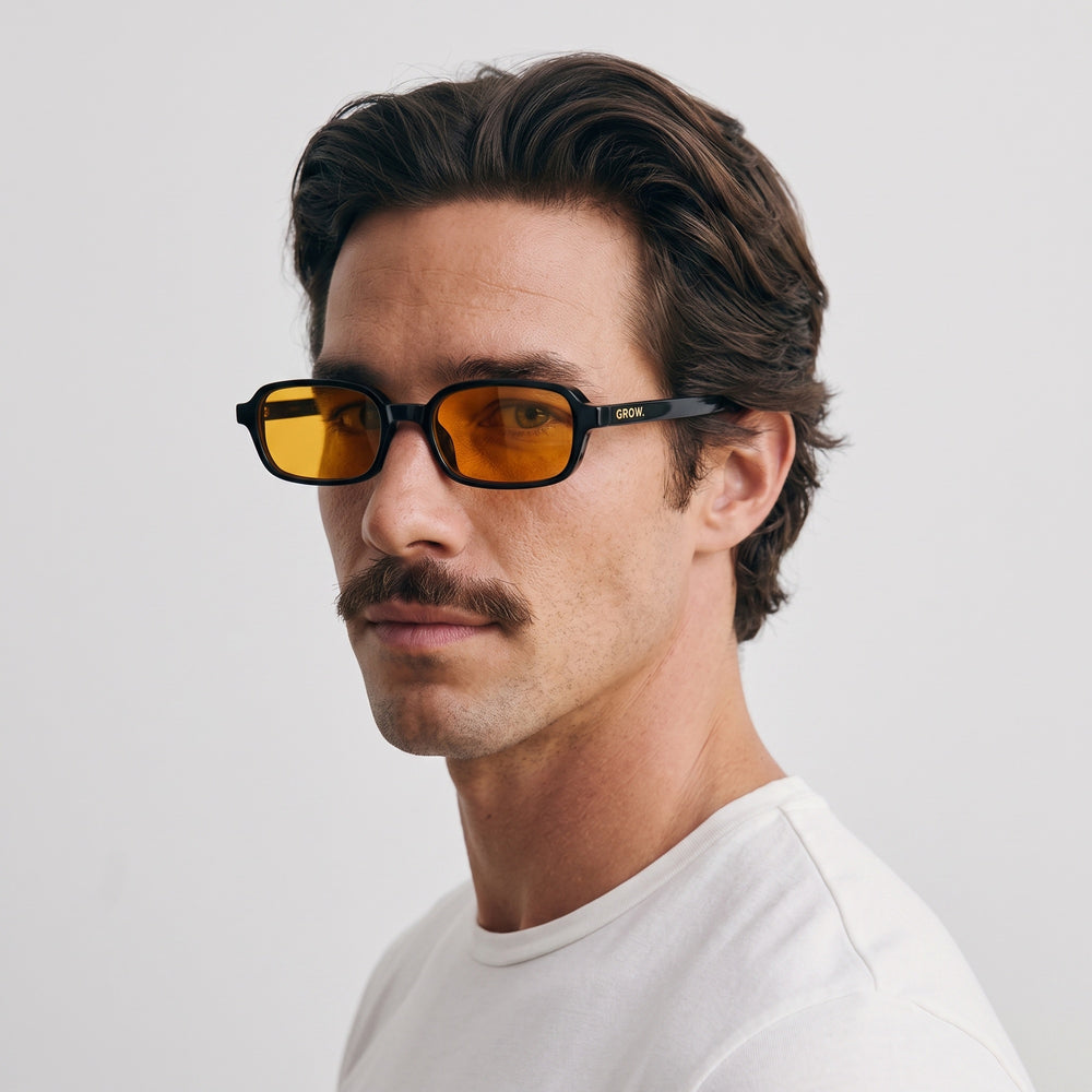 Homme portant les lunettes de soleil Grow Paris VENICE - JAUNE NOIR