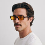 Homme portant les lunettes de soleil Grow Paris VENICE - JAUNE NOIR