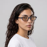 Femme portant les lunettes de soleil Grow Paris VENICE - MARRON BLEU