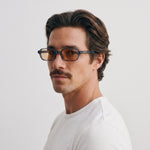 Homme portant les lunettes de soleil Grow Paris VENICE - MARRON BLEU