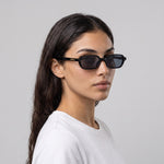 Femme portant les lunettes de soleil Grow Paris VENICE - NOIR