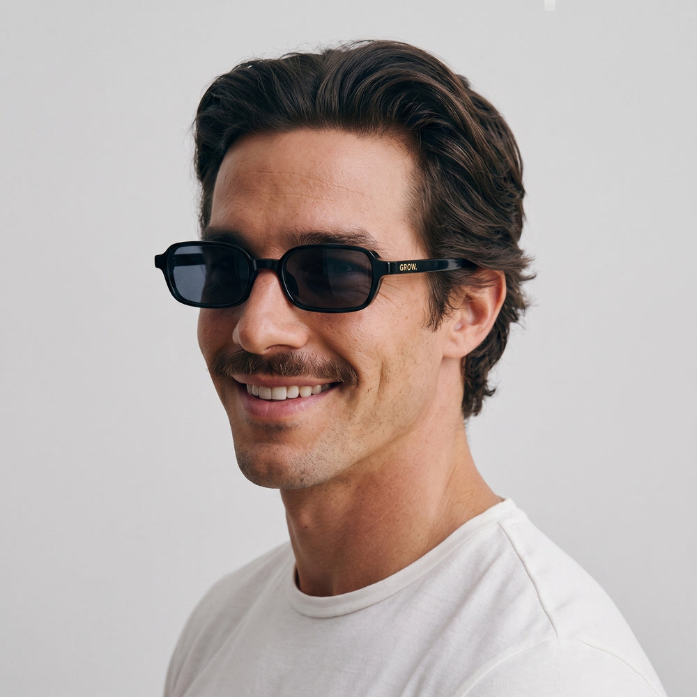 Homme portant les lunettes de soleil Grow Paris VENICE - NOIR