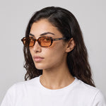 Femme portant les lunettes de soleil Grow Paris VENICE - ORANGE LEOPARD