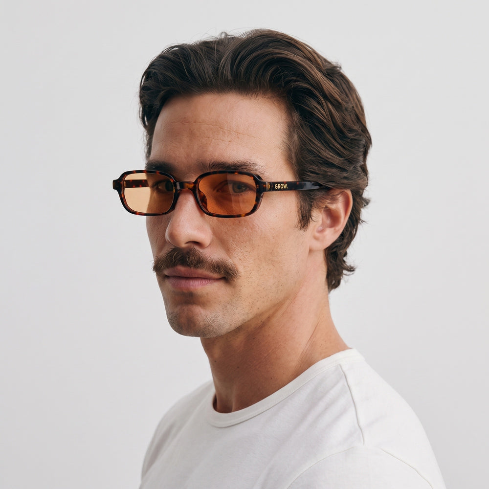 Homme portant les lunettes de soleil Grow Paris VENICE - ORANGE LEOPARD