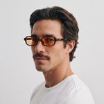 Homme portant les lunettes de soleil Grow Paris VENICE - ORANGE LEOPARD