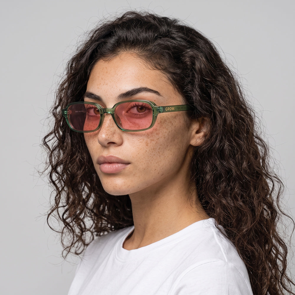 Femme portant les lunettes de soleil Grow Paris VENICE - ROSE VERT