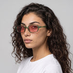 Femme portant les lunettes de soleil Grow Paris VENICE - ROSE VERT