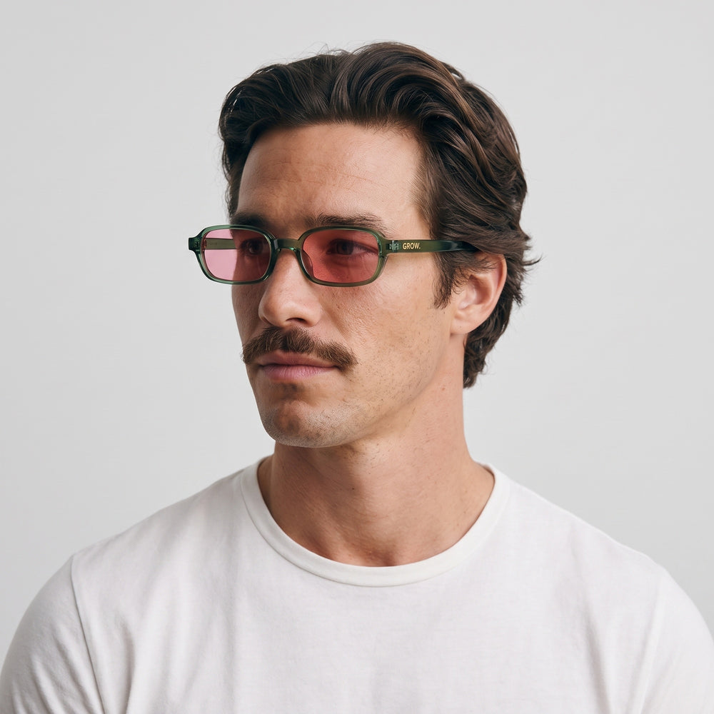 Homme portant les lunettes de soleil Grow Paris VENICE - ROSE VERT